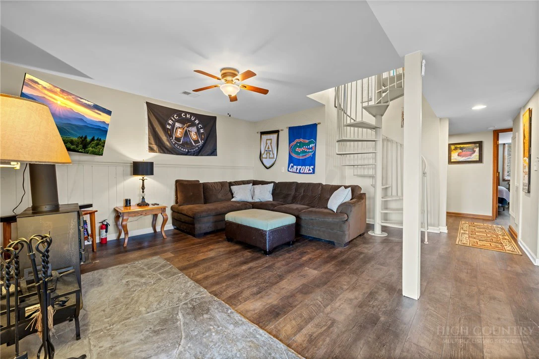 Image number 8 for the current listing
