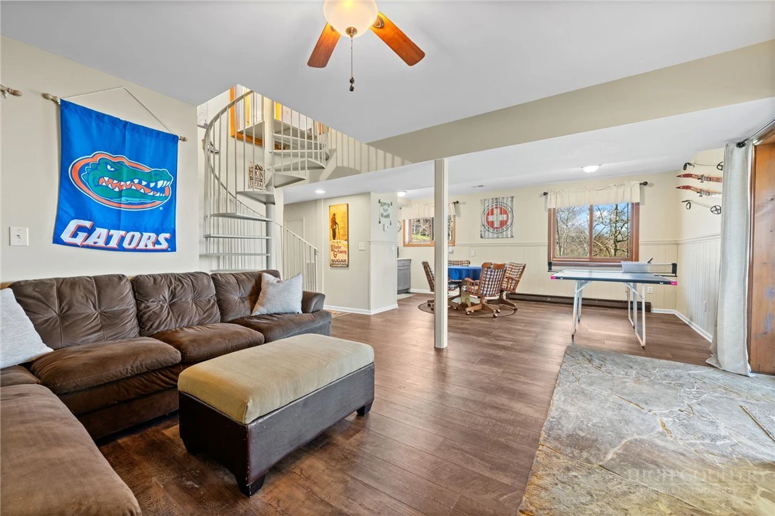 Image number 9 for the current listing