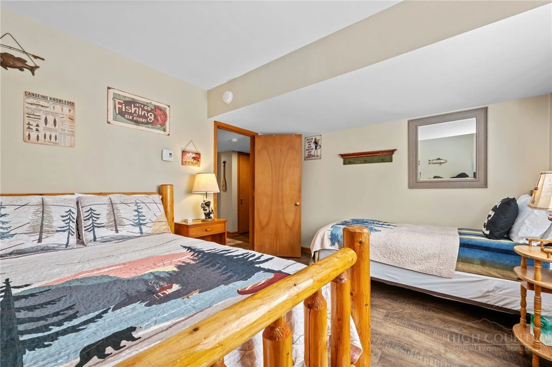 Image number 14 for the current listing