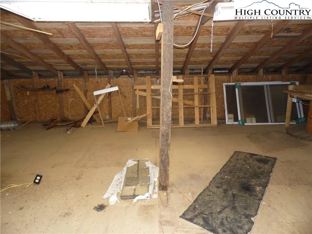 Image number 14 for the current listing