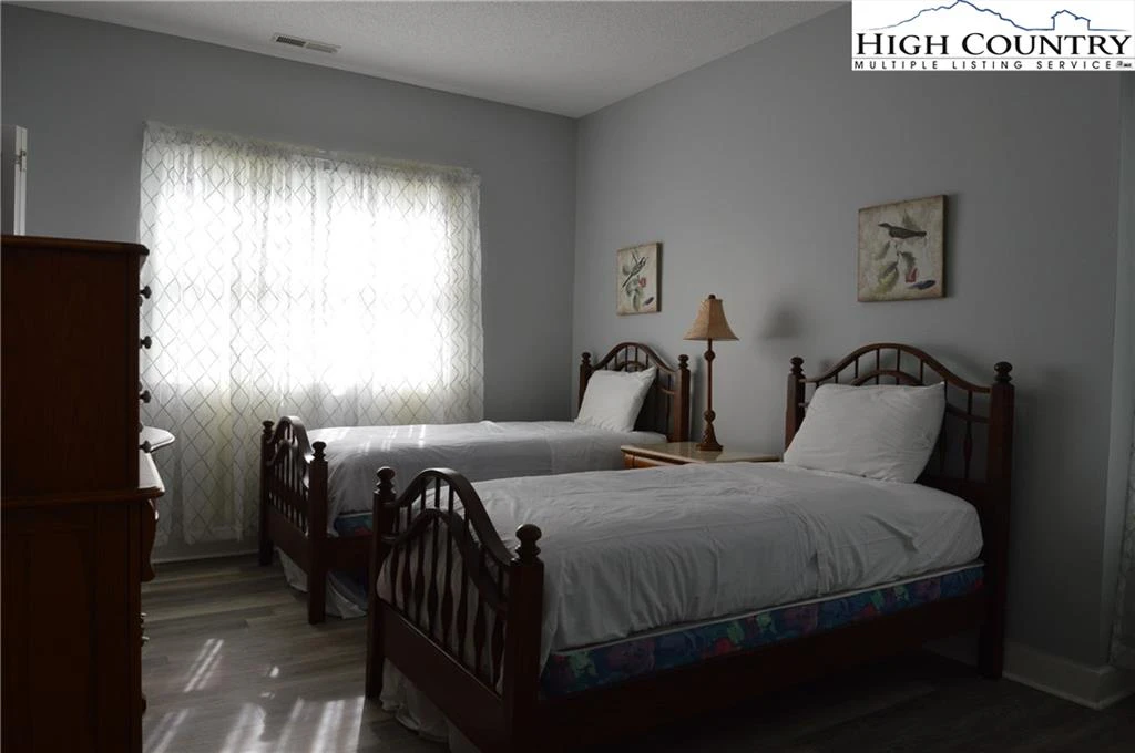 Image number 3 for the current listing