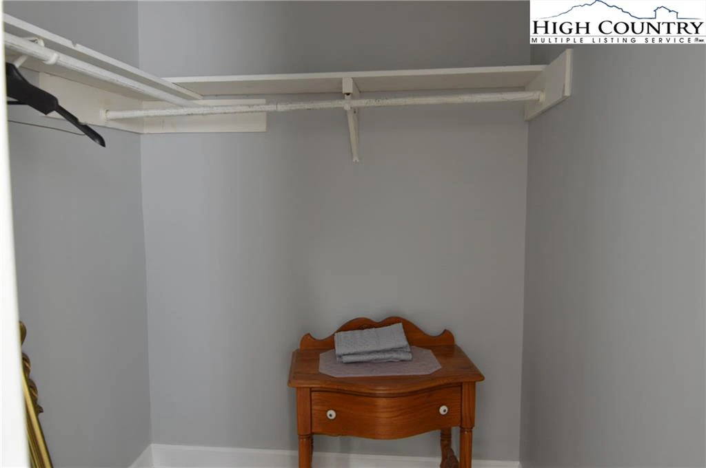 Image number 4 for the current listing