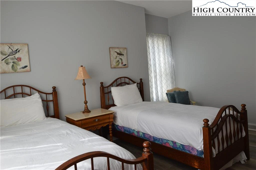 Image number 5 for the current listing