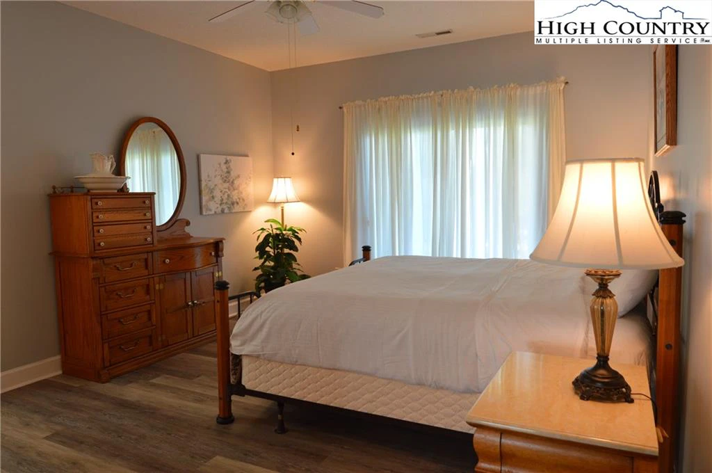 Image number 2 for the current listing