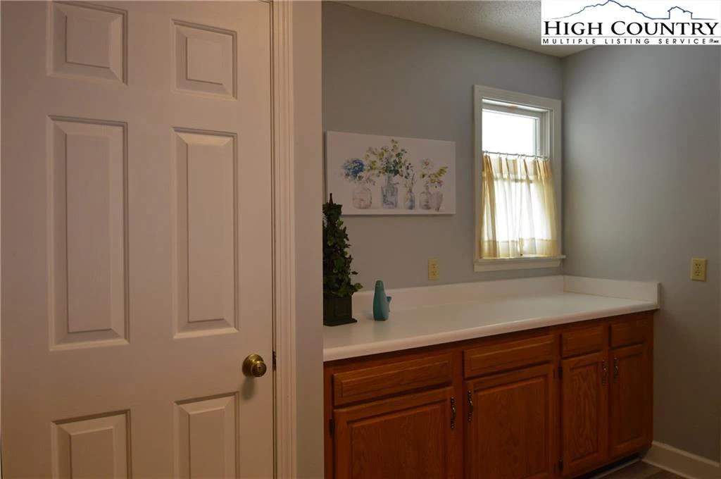 Image number 13 for the current listing