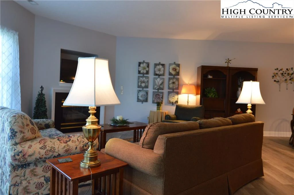 Image number 20 for the current listing