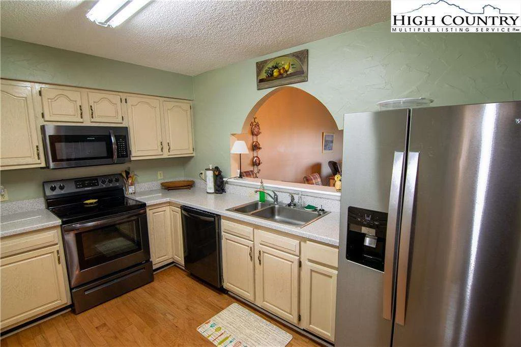 Image number 6 for the current listing