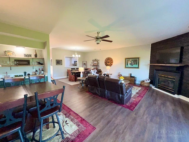 Image number 17 for the current listing