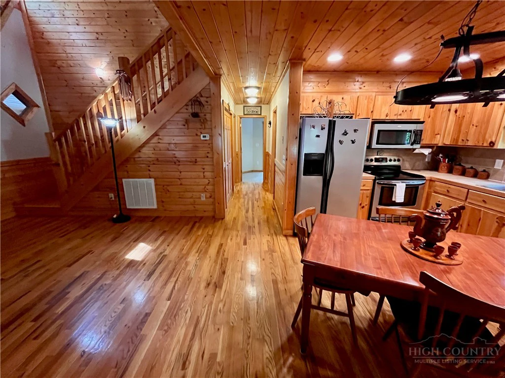 Image number 9 for the current listing