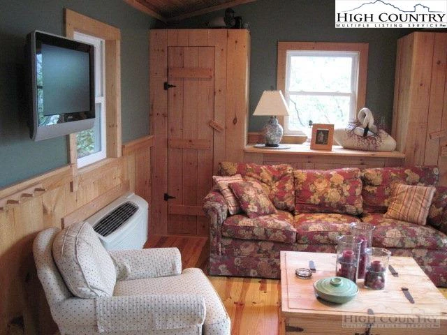 Image number 19 for the current listing