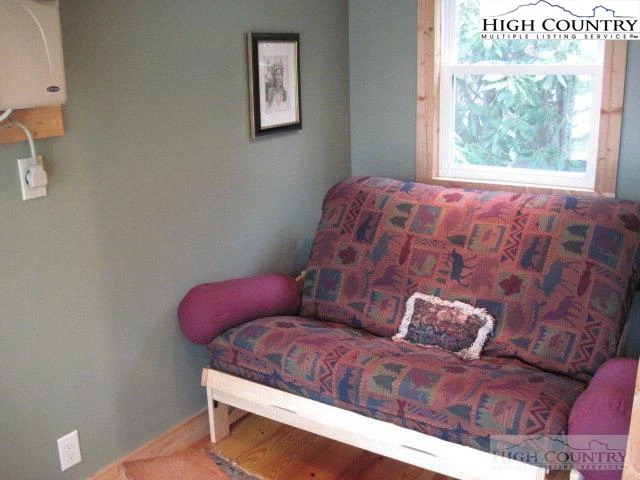 Image number 8 for the current listing