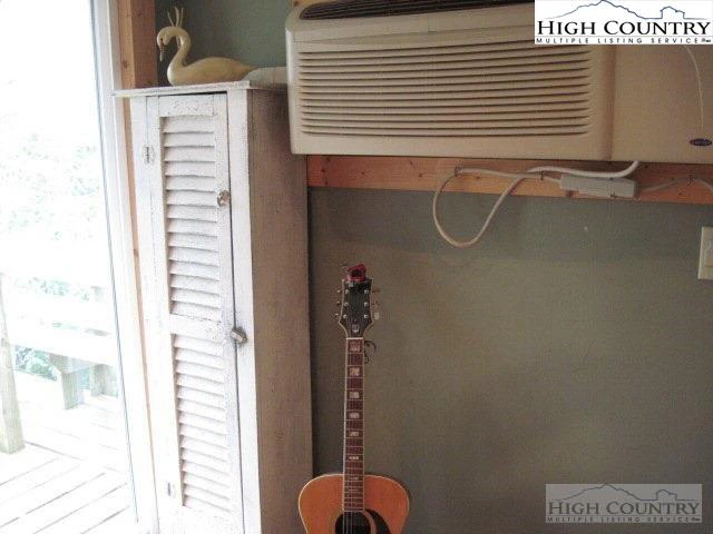 Image number 2 for the current listing