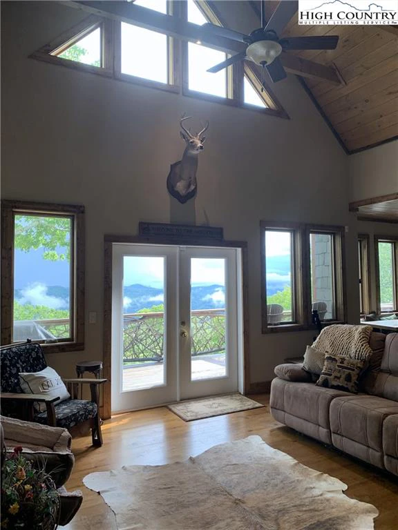 Image number 1 for the current listing