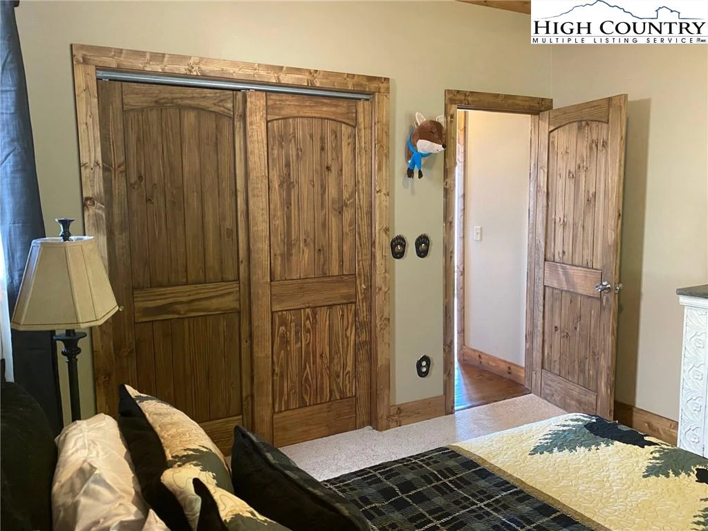 Image number 14 for the current listing