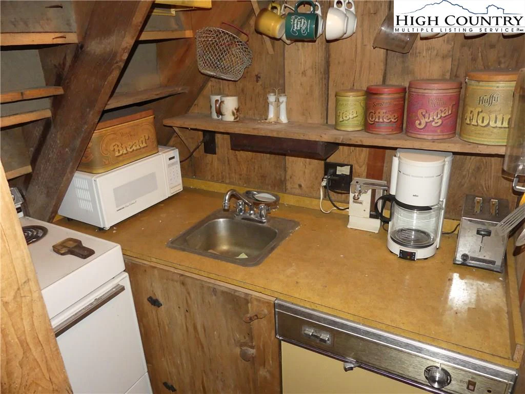 Image number 10 for the current listing