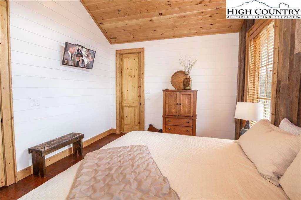 Image number 9 for the current listing