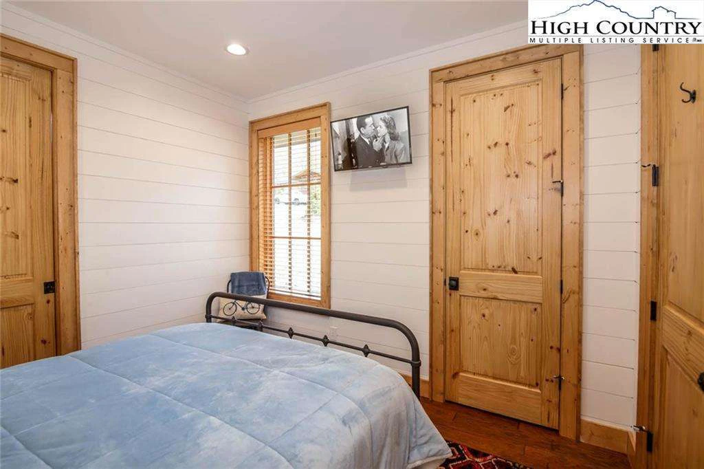 Image number 6 for the current listing
