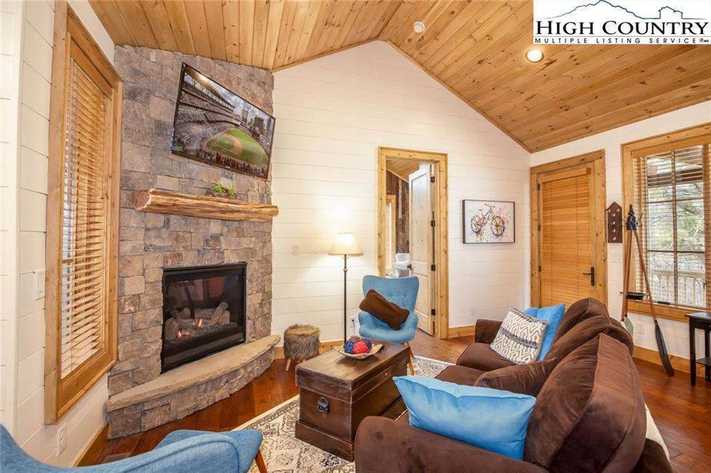 Image number 14 for the current listing