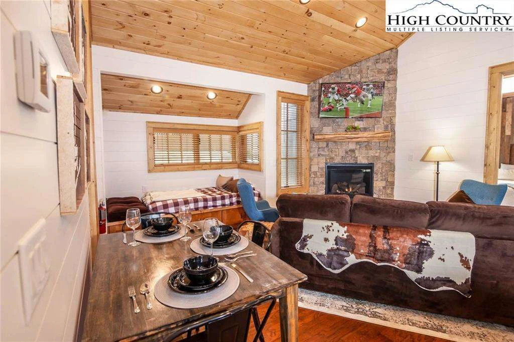 Image number 13 for the current listing