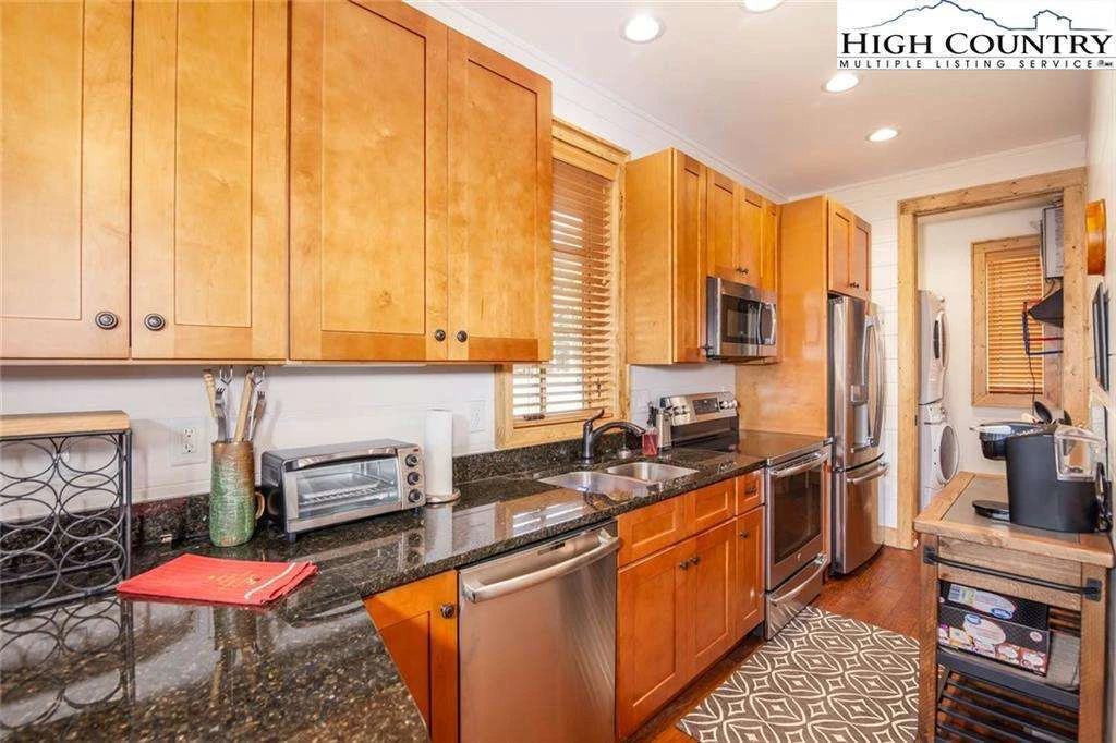 Image number 11 for the current listing