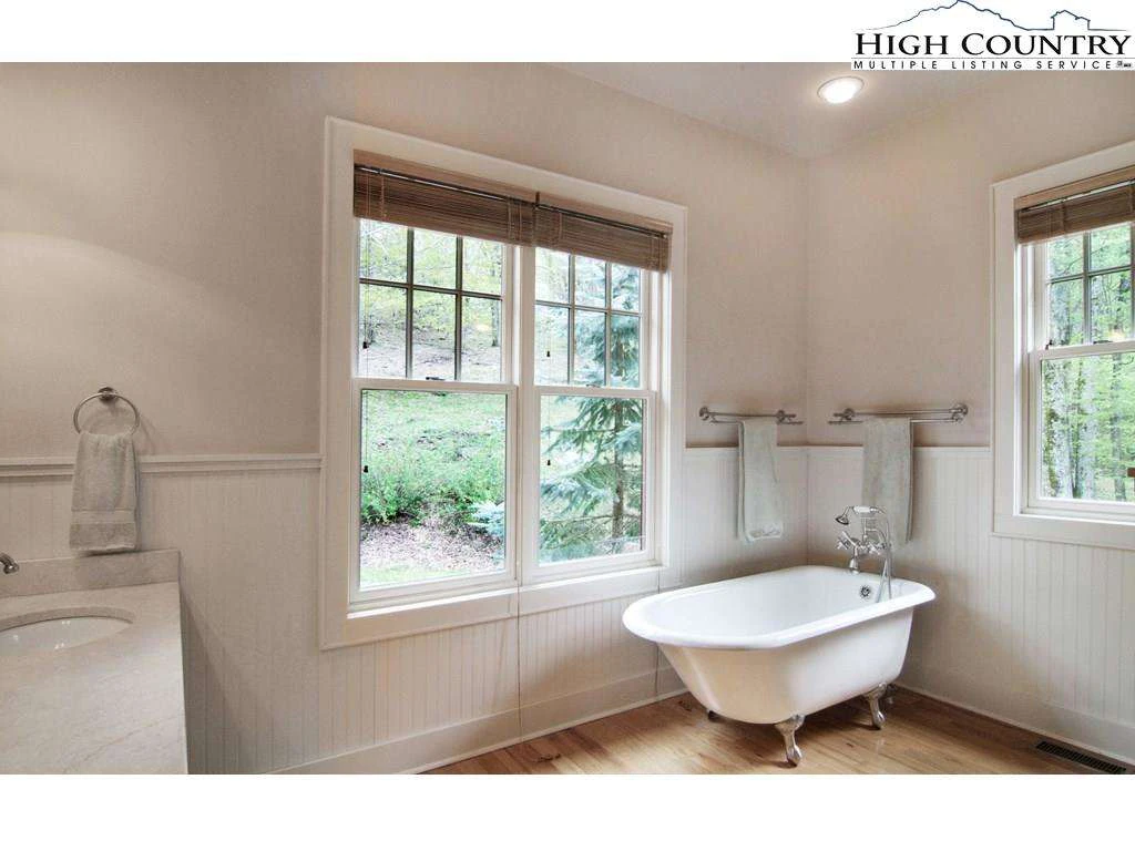 Image number 19 for the current listing