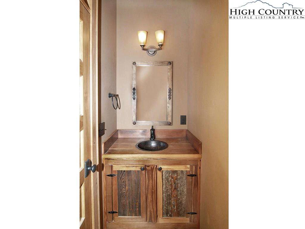 Image number 17 for the current listing