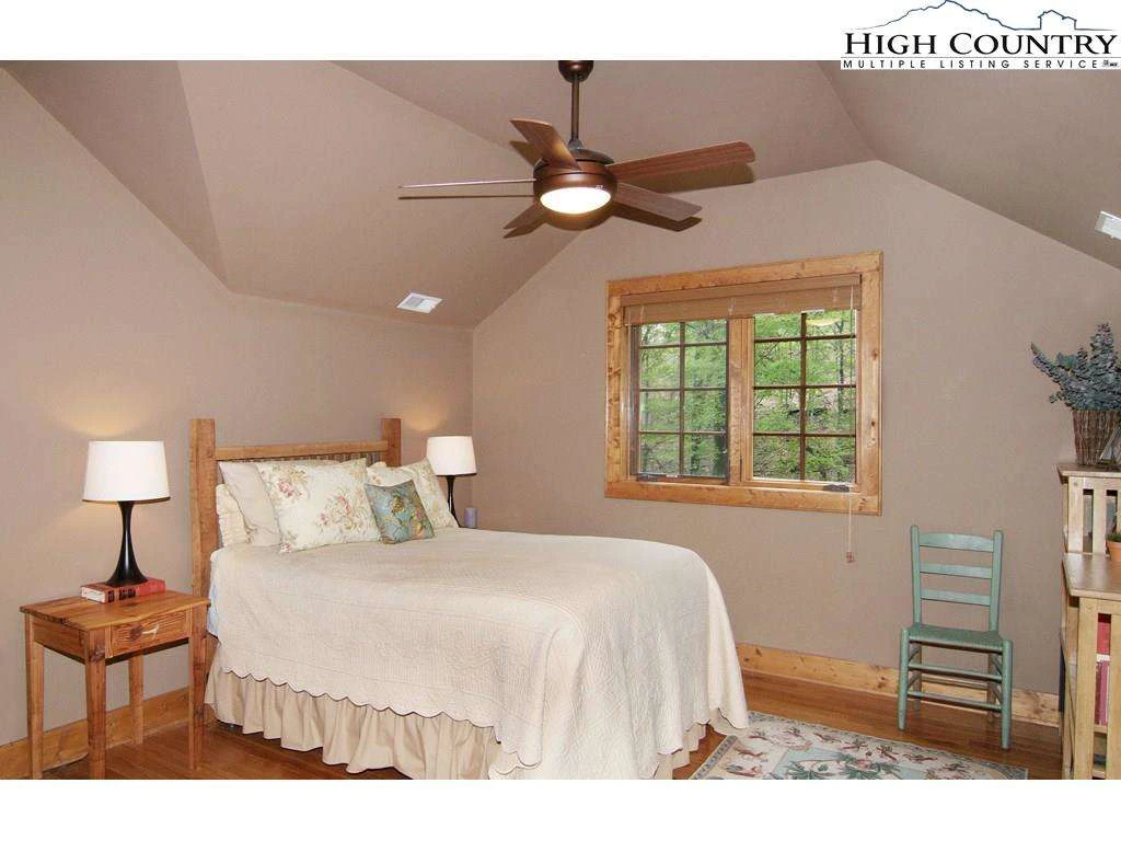 Image number 15 for the current listing