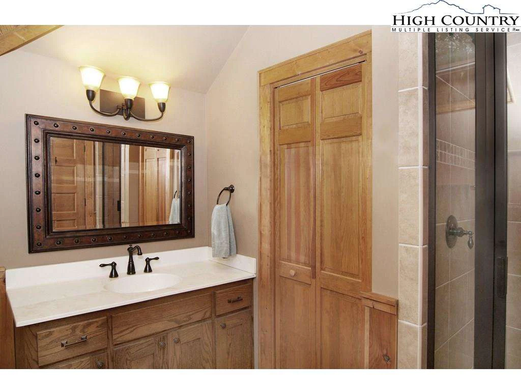 Image number 14 for the current listing