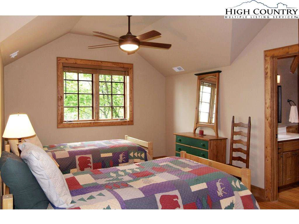 Image number 13 for the current listing