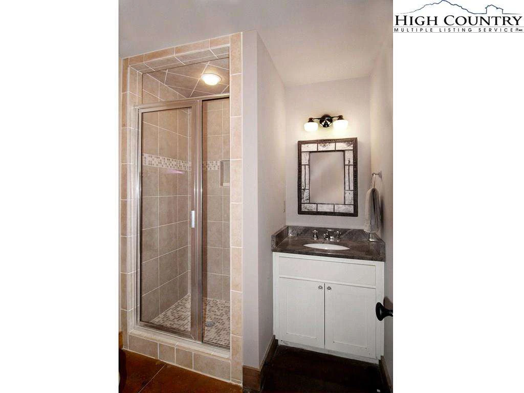 Image number 8 for the current listing