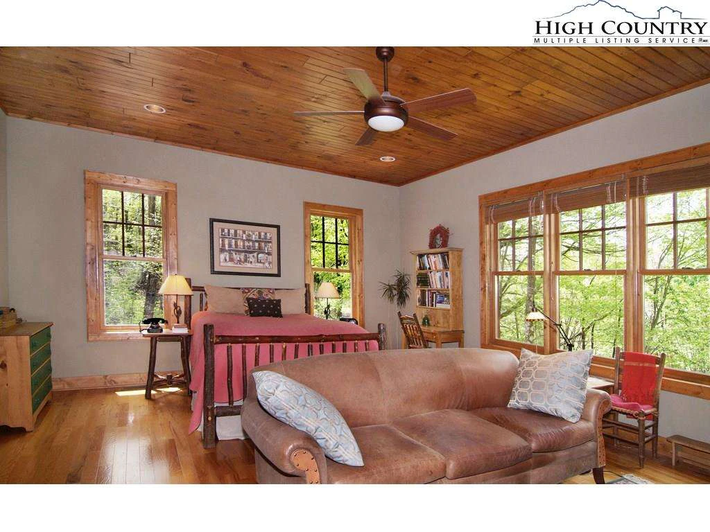 Image number 21 for the current listing