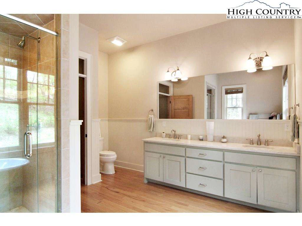 Image number 20 for the current listing