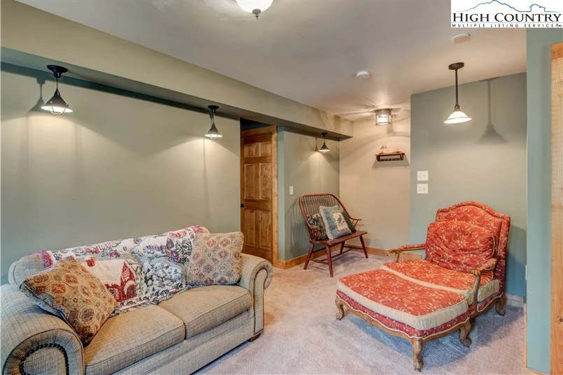 Image number 9 for the current listing