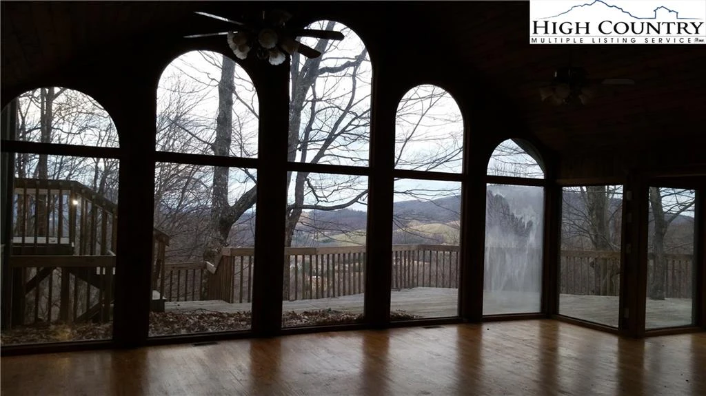 Image number 40 for the current listing