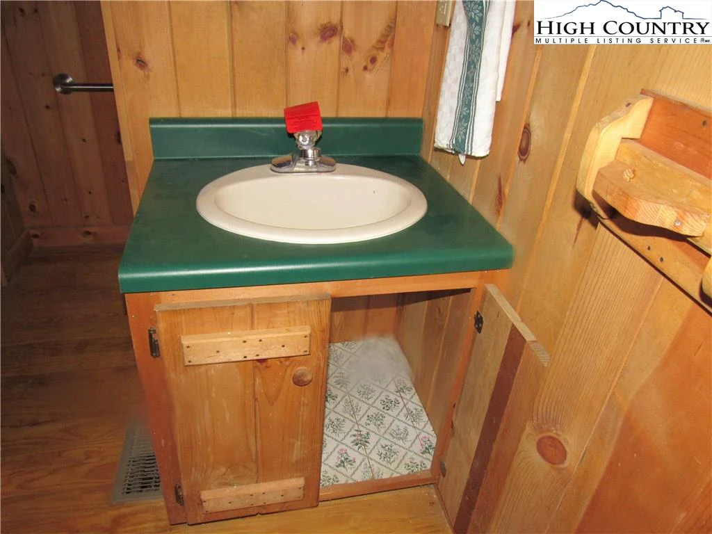 Image number 5 for the current listing