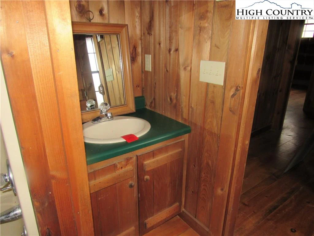 Image number 8 for the current listing