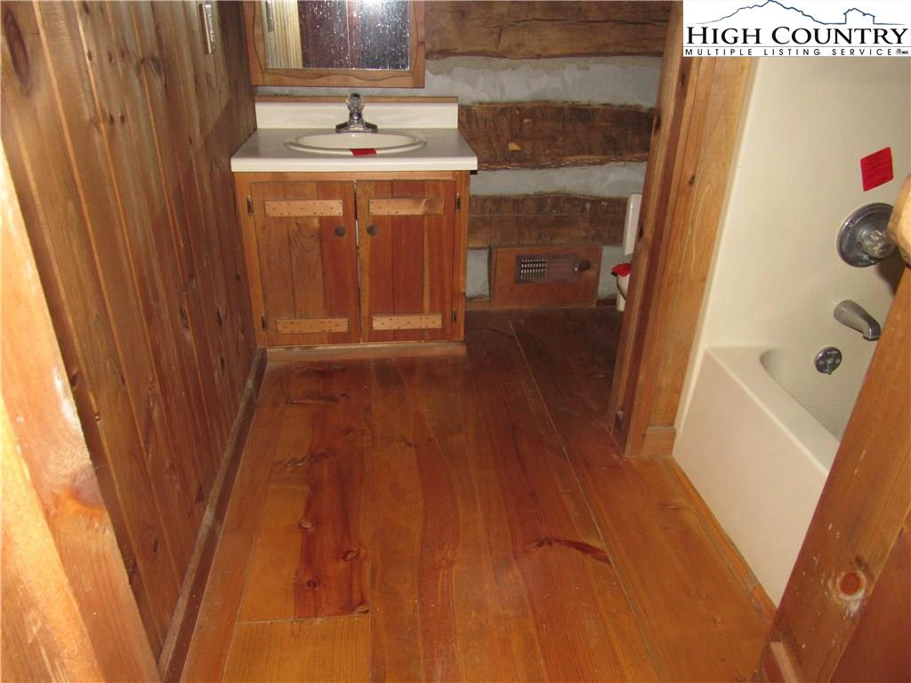 Image number 11 for the current listing