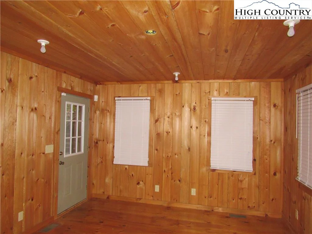 Image number 15 for the current listing