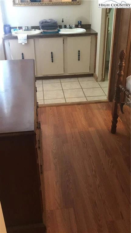 Image number 5 for the current listing