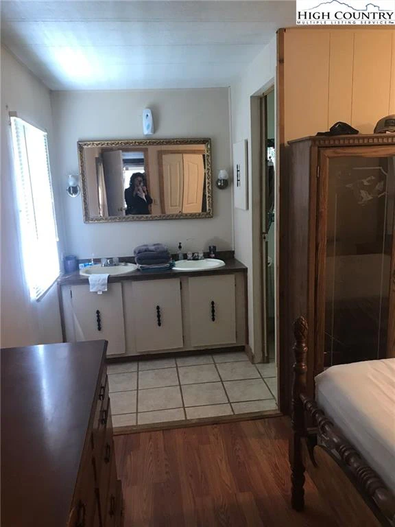 Image number 6 for the current listing