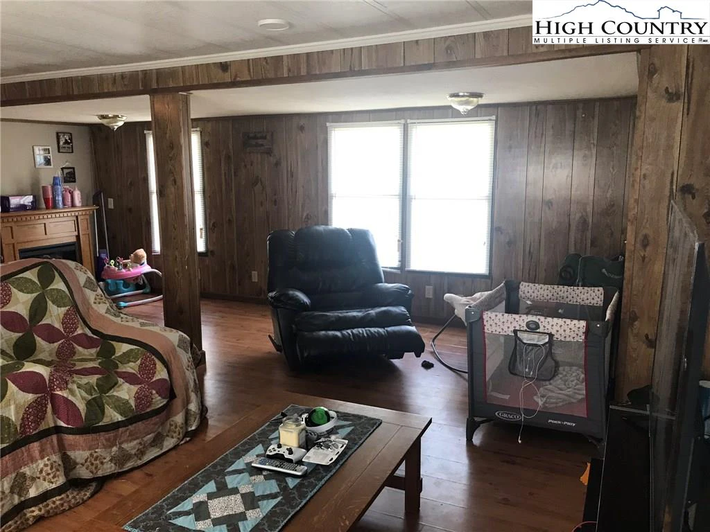 Image number 15 for the current listing