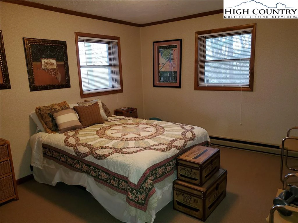 Image number 4 for the current listing