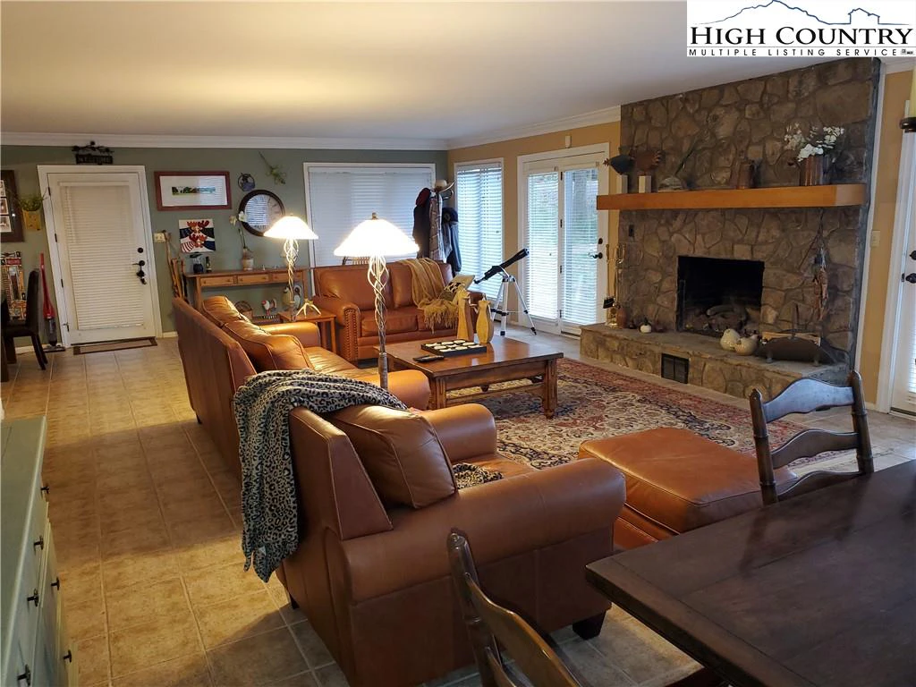 Image number 15 for the current listing