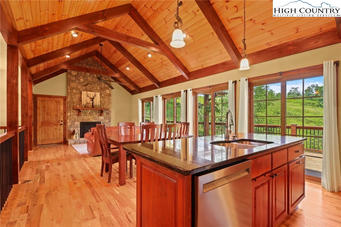 Image number 15 for the current listing