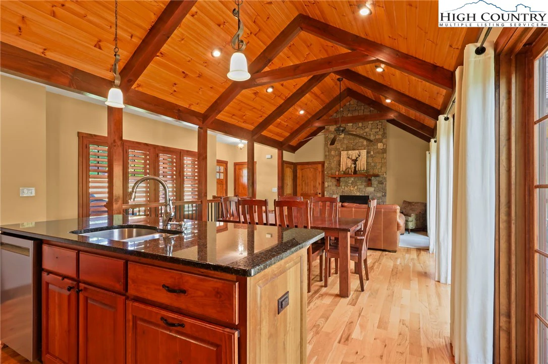 Image number 9 for the current listing