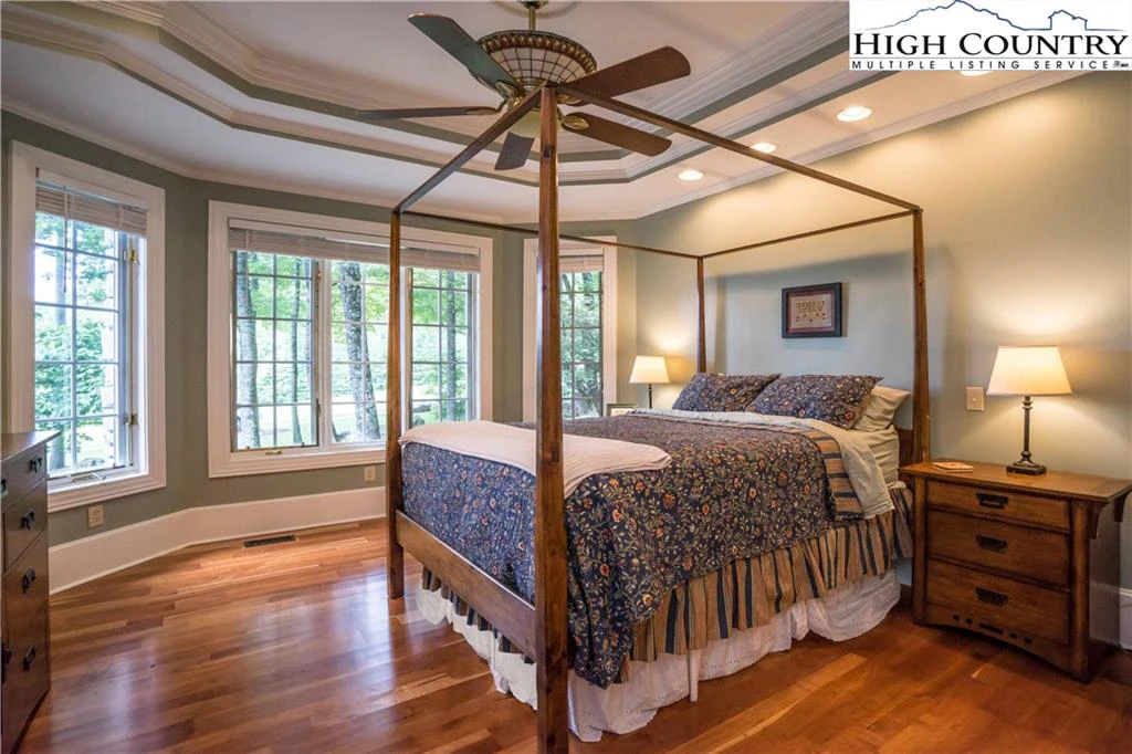 Image number 3 for the current listing