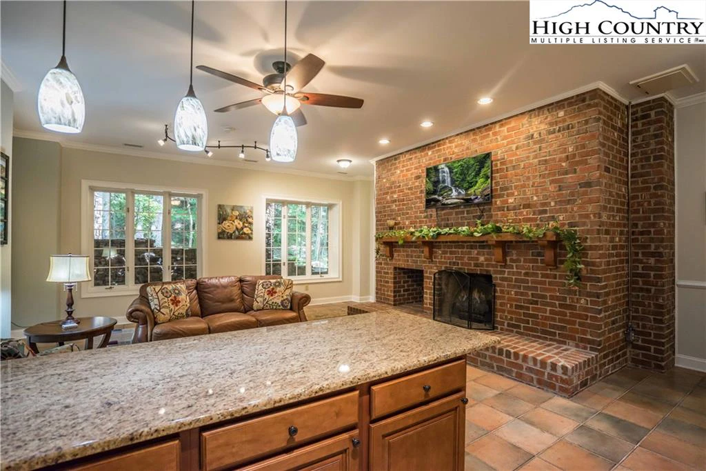 Image number 12 for the current listing