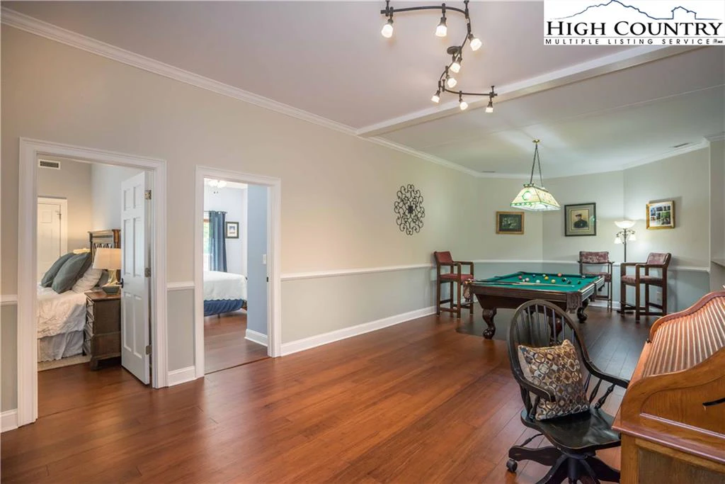 Image number 15 for the current listing