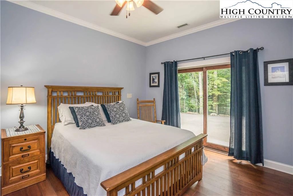 Image number 19 for the current listing