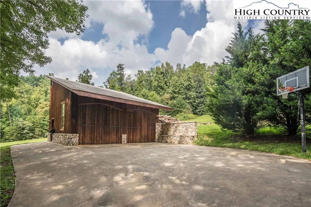 Image number 22 for the current listing